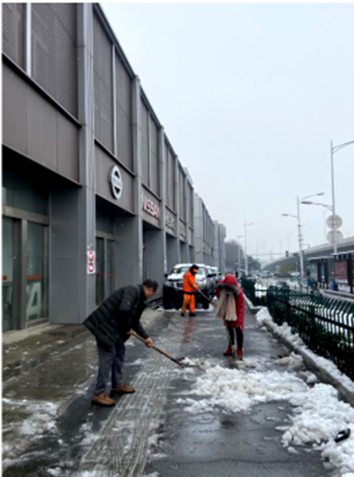 蘇創(chuàng)公司組織掃雪突擊隊,確保通行順暢 蘇創(chuàng)公司組織掃雪突擊隊,確保通行順暢